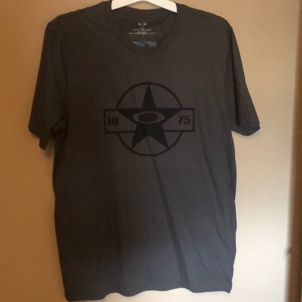 Men’s Oakley shirt